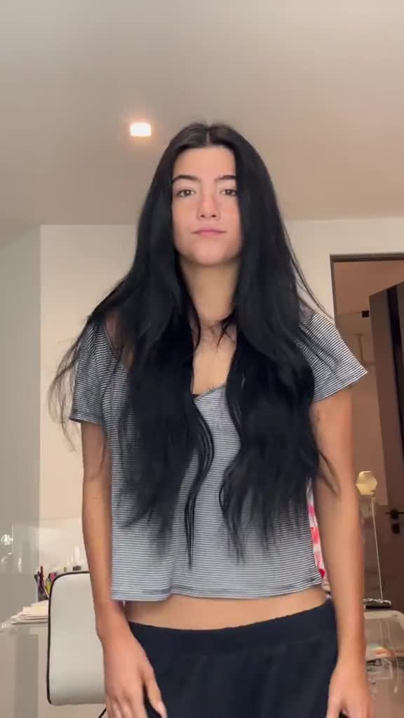 HOT TEEN Charli D’Amelio !!! New Video