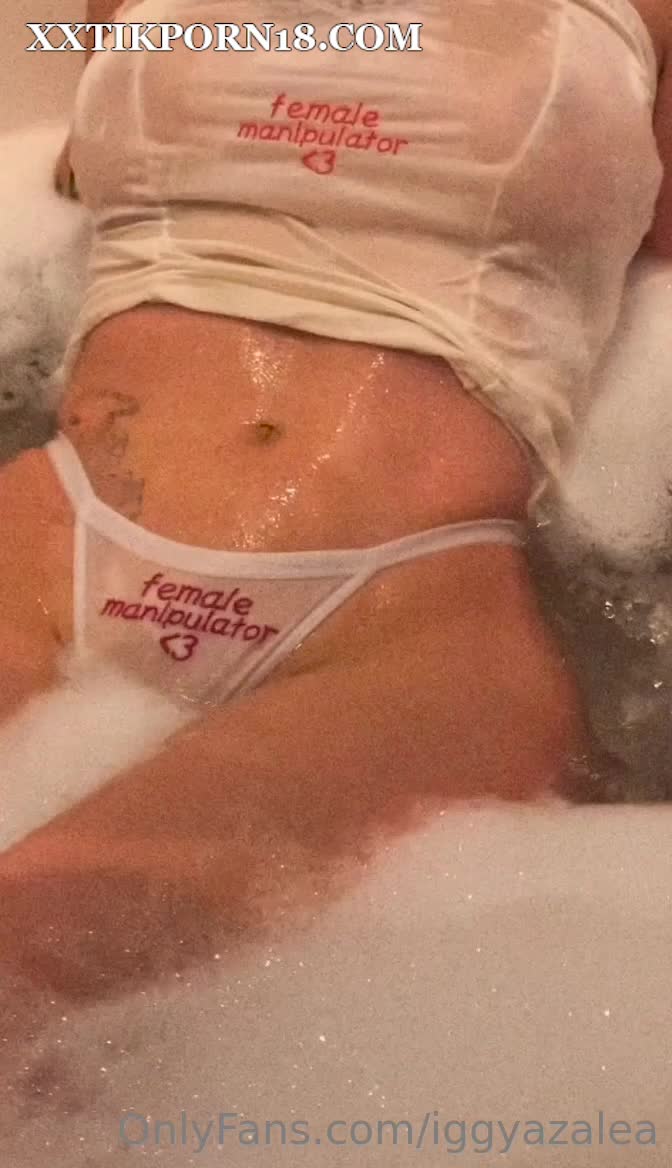 Iggy Azalea Nude Shower in bathtub – Show off Lustful Body