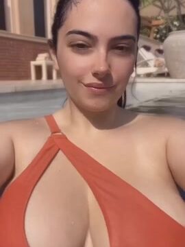 ShiftyMine Show Big boobs in pool /HOT VIDEO!!!