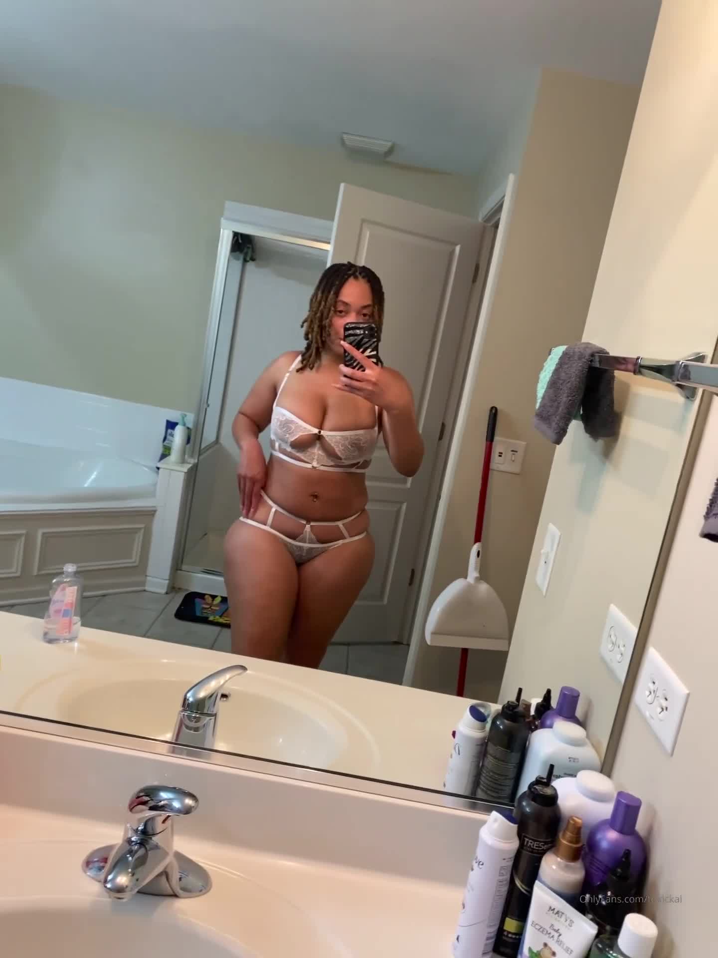 Kaisymone Leaked Video – She Loves To show Off lustful Body on camera