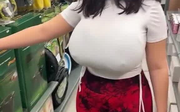 Aroomi Kim onlyfans leak – Braless at public