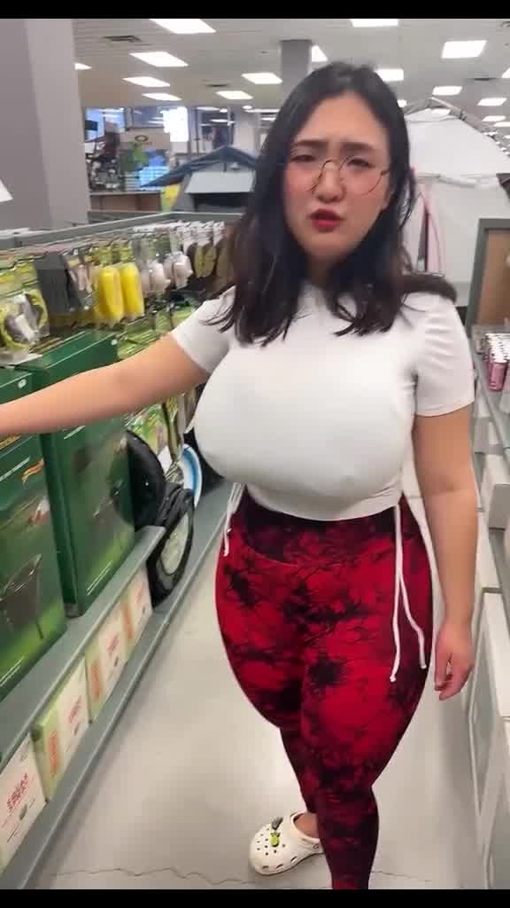 Aroomi Kim onlyfans leak – Braless at public