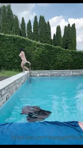 Mady Gio onlyfans leak – Pussy Finger fucking on the pool / Ejaculation