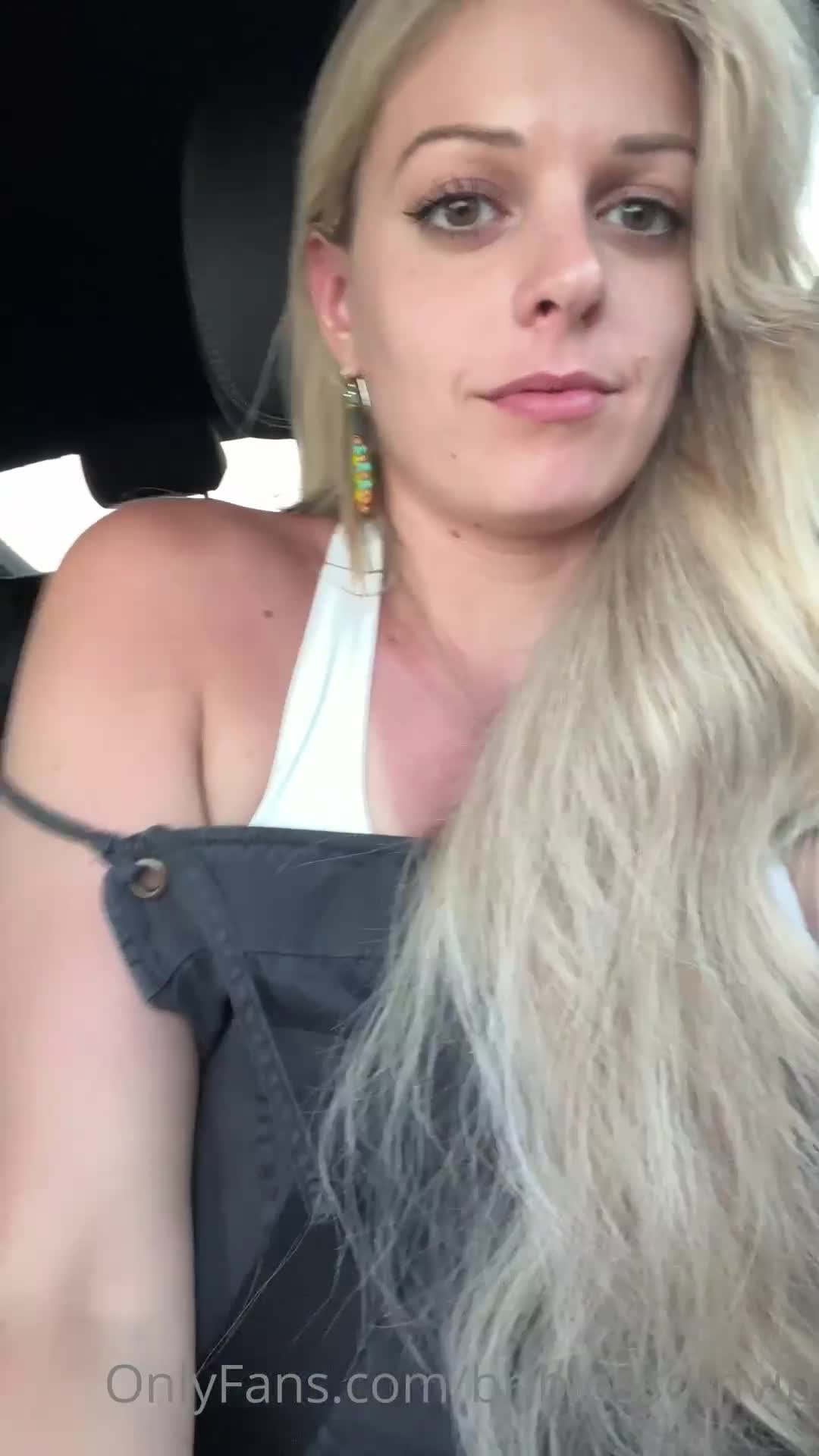 Bri Blossom onlyfans leaked – Pussy finger fucking while driving