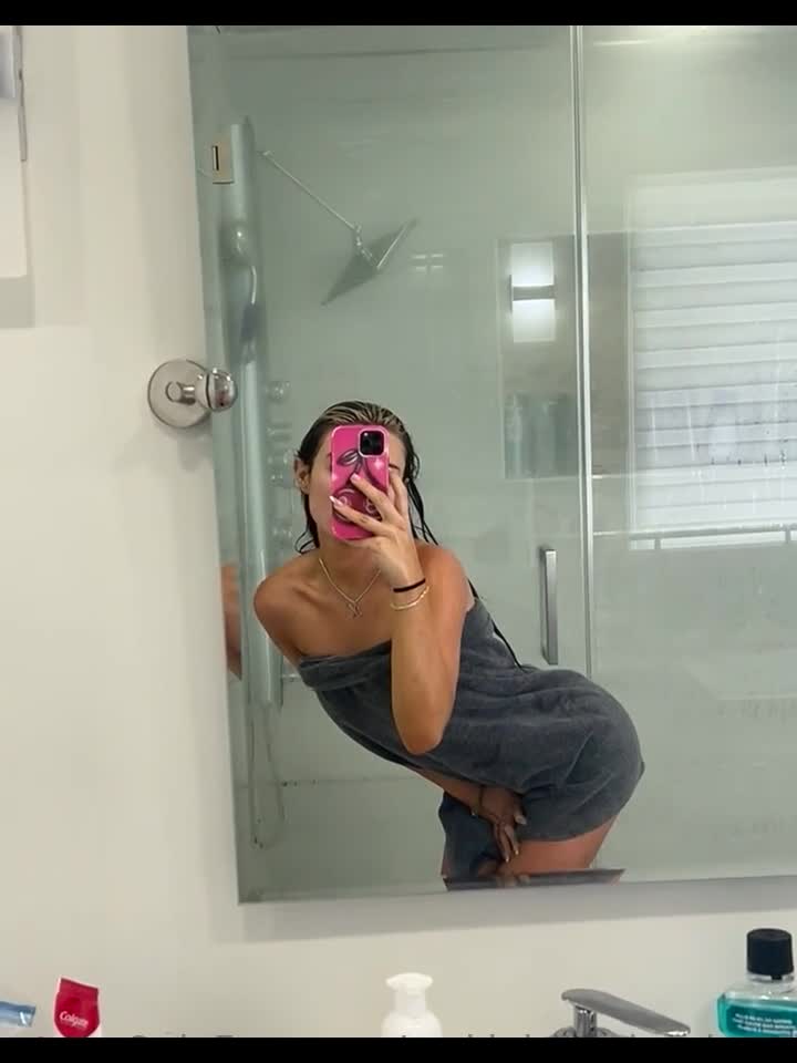 mckinley richardson leaked – Selfie show off naked body in towel