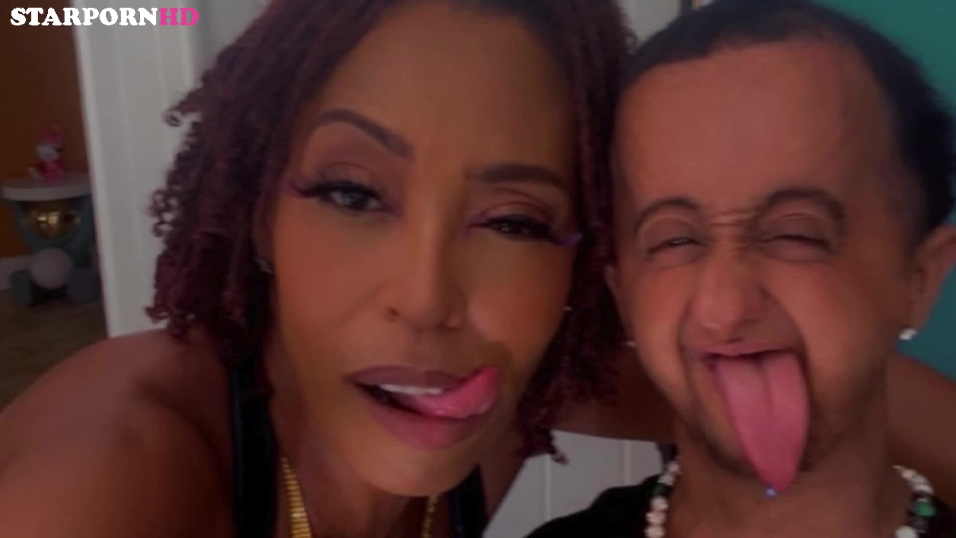 tattedslvt onlyfans leak – Sucks boyfriend hard dick at the pool