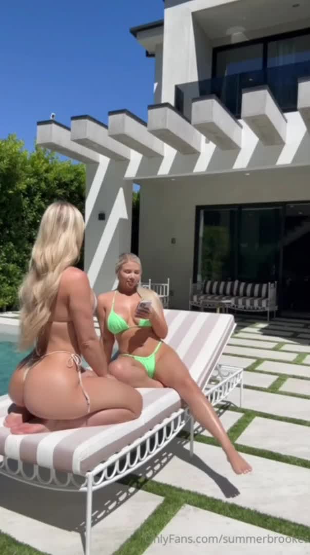 SCARLETTKISSESXO LESBIAN THREESOME POOL VIDEO LEAKED