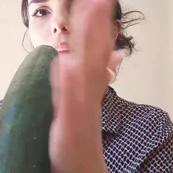 Jessy ASMR Cucumber Sucking Sounds Video Leaked